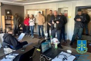 Два мільйони гривень збитків потерпілим щомісяця: у Луцьку припинили діяльність кол-центру (Фото)