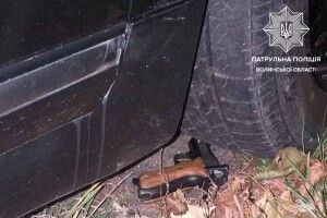 Патрульні заспокоювали на дорозі чоловіка зі зброєю (Фото)