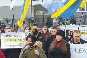 У Львові під Галицьким судом відбулася акція на підтримку Софії Федини та Марусі Звіробій-Біленької