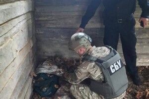 Біля кордону з Білоруссю на Рівненщині знайшли тайник зі зброєю (Відео)