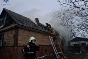 В селі біля Луцька у власному будинку ледь не згоріла жінка