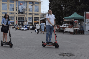 У центрі Луцька з’явились електросамокати