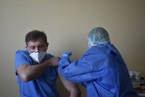 «Не скажу про чиновників, а от лікарю Яковенку я вірю», – так говорять про волинського ескулапа, який вакцинувався першим в області