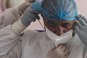 Спаси і сохрани: фотограф два тижні знімав боротьбу з COVID-19 у найбільших вогнищах трьох українських областей