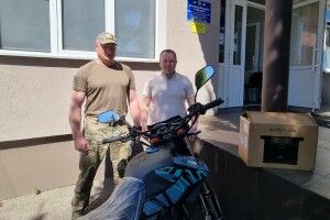 Захисник з Волині отримав потужний байк та енергопідтримку від земляків
