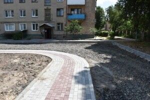 У Луцьку ремонтують один з найбільших дворів (Фото)
