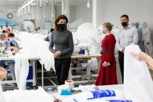 В Україні почали виготовляти висикоякісні захисні костюми для медиків, перший замовник – Фонд Порошенка