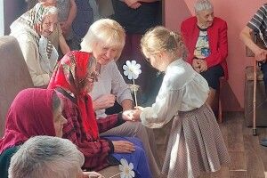 У Ковелі літнім людям подарували подарунки (Фото)