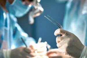 З тіла військового хірурги вилучили бойову частину гранати (Фото 18+)