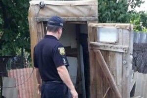 Намагалася дістати телефон: 16-річна дівчина задихнулася в туалеті
