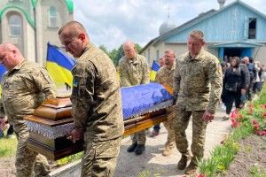 Сотні українців провели в останню дорогу полеглого воїна з Волині Олександра Старжинського