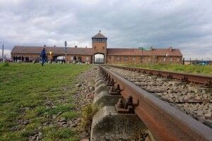 В Освенцимі і досі не співають пташки...
