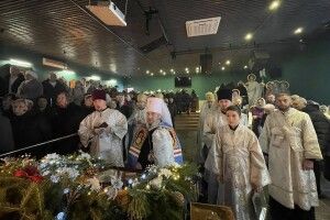 Різдво у стінах нічного клубу: на Волині прихильники упц мп молилися в колишньому розважальному центрі