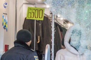 Хтось конкретно прибарахлився! У магазині вкрали 40 шуб і не чіпали гроші та інші вироби