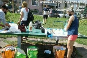 У Луцьку муніципали застукали чоловіка, який торгував набілом на тенісному столі (Фото)