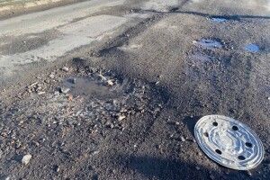 Використають «холодний асфальт»: на Ковельщині, попри зиму, ремонтуватимуть дорогу (Фото)