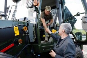 На фронті дефіцит будівельної техніки: Порошенко передав військовим партію екскаваторів