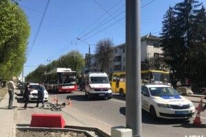 У центрі Луцька велосипедист потрапив у ДТП