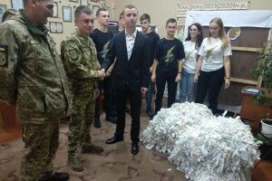 38 тисяч вузликів: волинські школярі сплели маскувальну сітку для захисників (Фото)