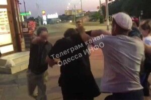 Пасажири витягли з маршрутки і побили чоловіка (Відео 18+)