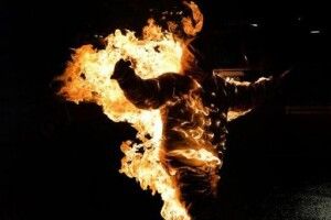 Посеред міста спалили чоловіка, бо той образив дитину (Фото, відео)
