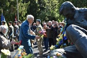 Лучани відзначили День пам’яті та примирення біля пам’ятного знаку «Поранений солдат» 