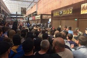 У Києві бійці С14 розносять вдрузки ринок, власник якого побив військового пенсіонера