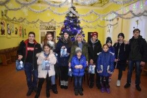 Ковельська волонтерка вручила дітям загиблих Героїв подарунки, а їхнім мамам – сукні