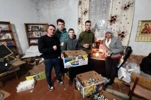 У селі на Волині виготовили свічки для освітлення окопів захисників
