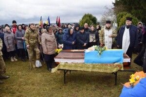 Плакало все село: на Горохівщині провели в останню дорогу Героя Олександра Василюка (Фото)