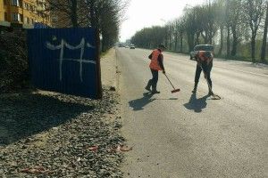 Луцькі будівельники змушені були працювати віниками