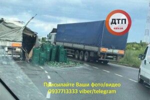 На Бриспольской трасі сталася ДТП за участю фури, яка перевозила ящики з пивом