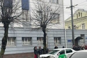 У центрі Луцька сталася аварія: зіткнулися таксі та спорткар (Фото)