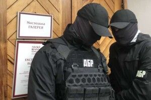 Штурм виставки картин Порошенка. Антикорупційний суд зобов’язав відкрити справу проти слідчих ДБР 