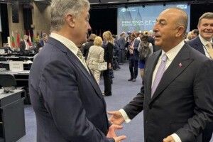 Порошенко у Софії обговорив із Чавушоглу вільнення українців з російського полону