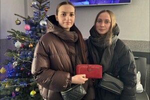 Не піддалися спокусі: юні волинянки повернули власниці знайдений гаманець