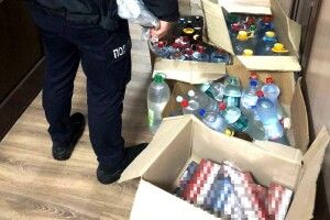 На Сарненщині поліцейські затримали чоловіка: незаконно зберігав сигарети та 100 л. спирту (Фото)