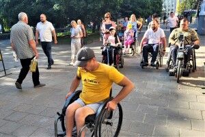 Щоб було зручно і безпечно для всіх: на Волині чиновники пересіли в колісні візки