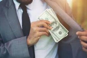 Жінка здала в секонд-хенд пальто з 17 тисячами доларів