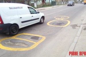 У Рівному чоловік обвів ями жовтою фарбою (Фотофакт)
