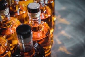 Держвлада розглядає питання заборони продажу алкоголю та пального за готівку