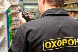 У ТРЦ охорона побила відвідувача, який використовував шарф замість маски (Відео)  