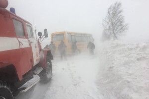 На Волині в снігову пастку потрапив шкільний автобус (Фото. Відео)