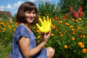Навчилась оживляти бетон: багатодітна мама з Ратнівщини створює з нього горщики для квітів (Фото, відео)