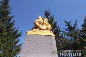 Невідомі відбили голову пам'ятника радянському партизану в Рівненській області