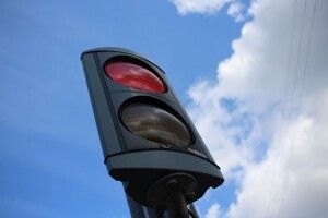 Влаштували справжній поєдинок: у Києві двоє водіїв не поділили дорогу і побилися прямо на трасі (Відео)  