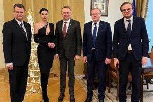 Садовий та брюнетка із сміливим декольте стали героями соцмереж (Фото) 