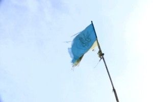 У центрі Луцька висить «прапор» України з одним кольором (Відео)