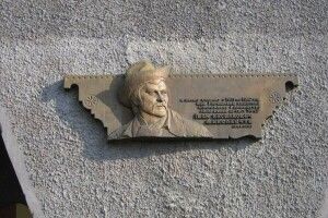  У Києві викрали меморіальну дошку Івану Миколайчуку