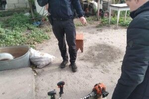 Злодій виніс зі сараю бензопилу і дві мотокоси
